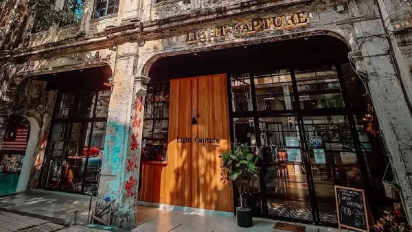 Light Capture Cafe by H.O.N